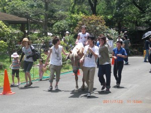 児童虐待防止「オレンジリボン運動」啓発イベント  「ポニーとあそぼう2011」開催