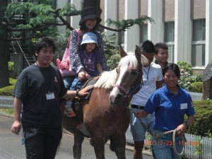 児童虐待防止「オレンジリボン運動」啓発イベント  「ポニーとあそぼう2011」開催