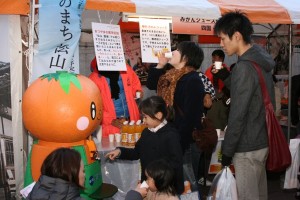 東京タワー前広場でみかん王国・松山をPRするクリスマス・オレンジ・ナイト 東京タワー前広場でみかん王国・松山をPRするクリスマス・オレンジ・ナイト
