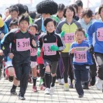 「ランニング」スタートの様子。5kmのコースを大人と子供が混じって走った