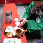 丸の内トラストタワーでお茶PRイベント　日本一早い新茶「かごしま百円茶屋」開催