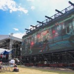 「闘劇」が行なわれた「Red Stage」。観客は大型ビジョンを通じてステージ上で繰り広げられているバトルを楽しむ ※スクリーンは『バーチャファイター5 Final Showdown』（メーカー：SEGA）