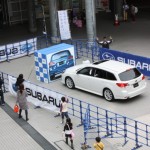 自動的に減速・停止する先進安全システムの体験会は人気を集めた