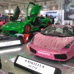 ピンクや緑などで鮮やかに彩られた個性あふれる車。目にする機会が少ないだけに、見ているだけで面白い