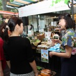 生産者との会話を楽しみながら直接食材を購入できるのはマルシェの醍醐味だ