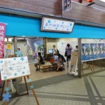 西武秩父駅近くのチェックインスポット。商店街の一角を『あの花』ファンに開放し、それぞれが来訪を記入できるよう、壁一面に書込みスペースがあった