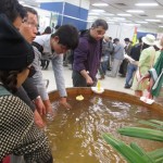 「日本三名泉 下呂温泉」のブースでは、温泉に手を入れてつるつるになる手もみ体験ができた