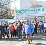 チアリーダーに見送られて代々木公園をスタートする参加者たち