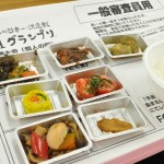 一般審査員は、試食した漬け物の中で一番好きな作品に一票を投じる