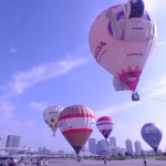 全部で5機の熱気球が夏の青空に浮かび上がる。会場には朝早くから大勢のファミリーが詰めかけた