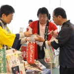 ごはんを持って各県のブースをまわり、ご当地カレーを試食する来場者