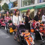 駅前の平和通りではベビーカーが2～3列になっての大パレード