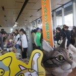 猫アイテムのショップが大集合の「ニャンダフルマーケット」。ピーク時は渋滞状態