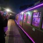ホームに電車が到着すると写真を撮る人も多い