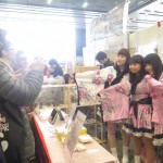 アイドルも物販ブースを展開。おしゃべりや撮影にも応じる