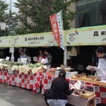 東京産の食材の展示や販売をする店舗が並ぶ