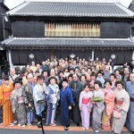 川越最古の蔵造りの建物である大沢家住宅の前で集合写真