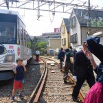 小学生以下を対象にした「乗務員体験」。「幸福の招き猫電車」と記念撮影